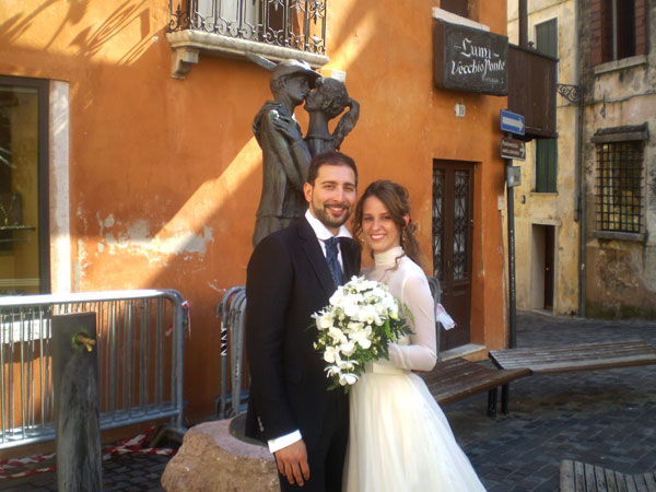 Neo-sposi da Carpane' davanti alla statua