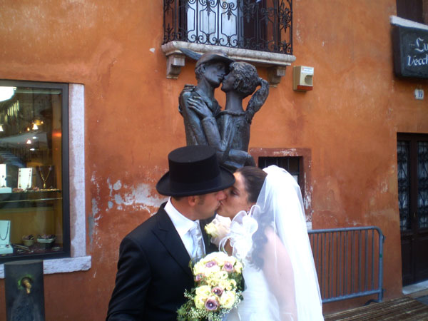 W gli alpini? No: W gli sposi!