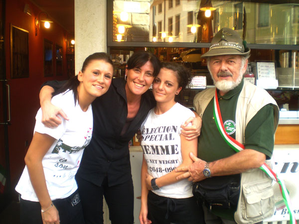 Anna, Oriana e Alice (Bar Dissegna 1922) + alpino