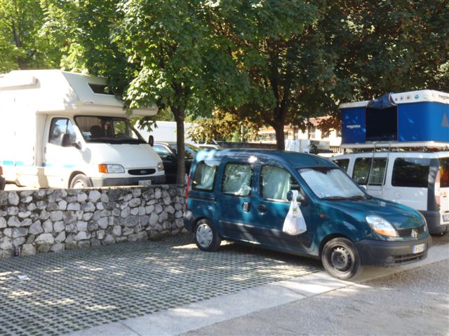 Camper nel parcheggio del parco