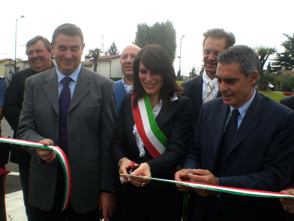Il taglio del nastro della rotatoria