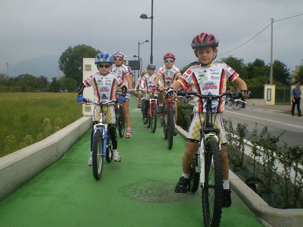 Giovani ciclisti sulla pista ciclabile