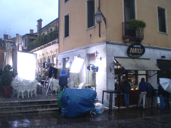 Primo “ciak” sotto la pioggia