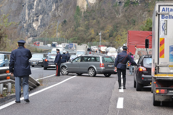 Cismon: le foto della frana e dell'ingorgo