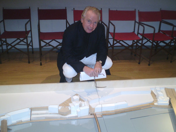 L'arch. Chipperfield davanti al plastico del progetto