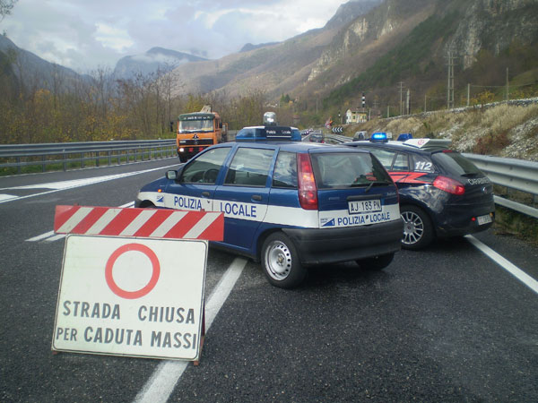 Cadono massi sulla Valsugana, centrata un'auto