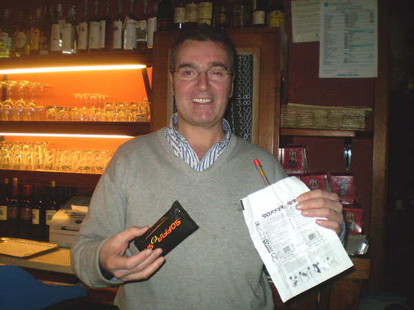 Il presidente della categoria baristi dell'Umce Tiziano Ferronato con i nuovi kit monouso per l'alcoltest volontario