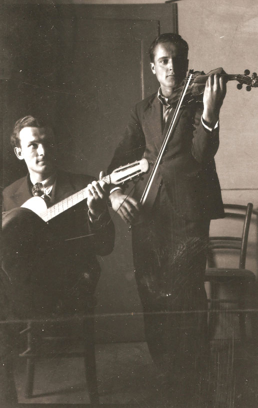 Il prof. Antonio Righele alla chitarra - 1932