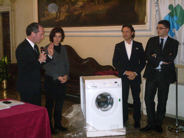 La consegna ufficiale della lavasciuga
