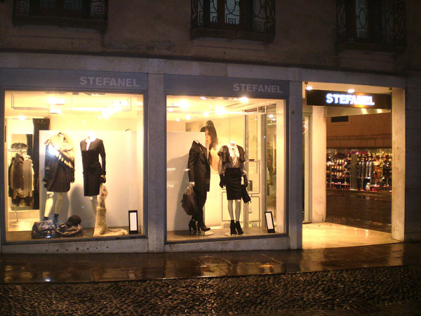 I ladri fanno shopping in pieno centro