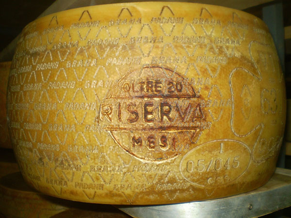 Una forma di Grana Padano riserva oltre 20 mesi