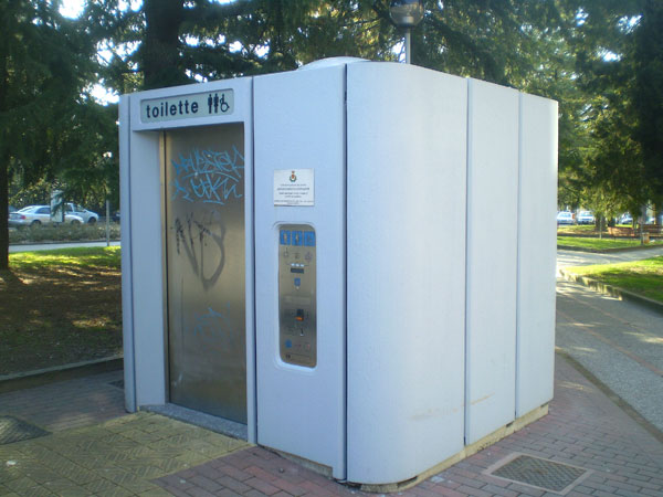 La toilette bloccata e l'acqua minerale