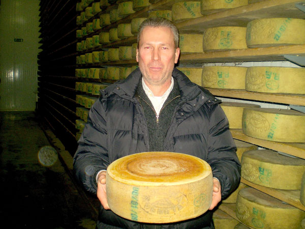 Il mastro casaro Gino Antonello con una forma di Collina Veneta