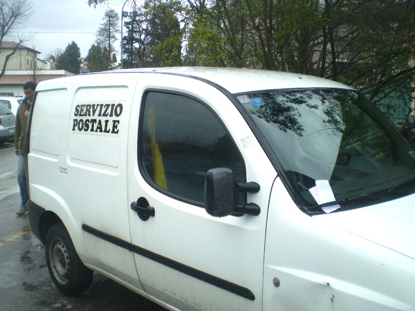 Multato alle Poste...il furgone postale