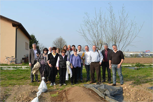 La delegazione della città gemella di Voiron, accompagnata dal Comitato Gemellaggi e dal Consorzio di Tutela, in visita a un'asparagiaia a Bassano