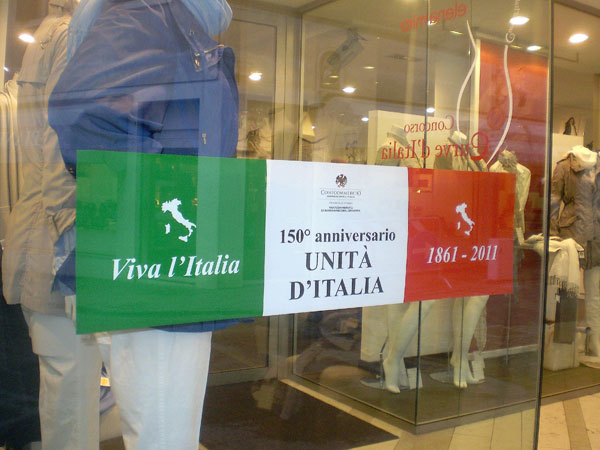I commercianti festeggiano l'Italia