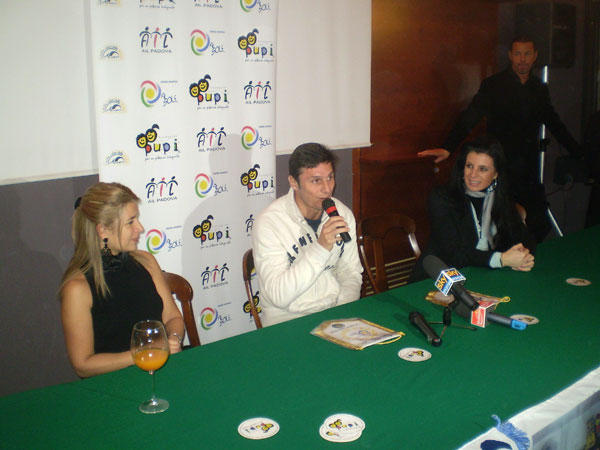 Conferenza stampa con la moglie Paula