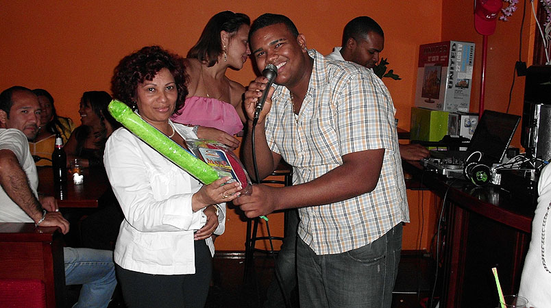 Dj Omar con la prima segretaria dell'Ambasciata Dominicana