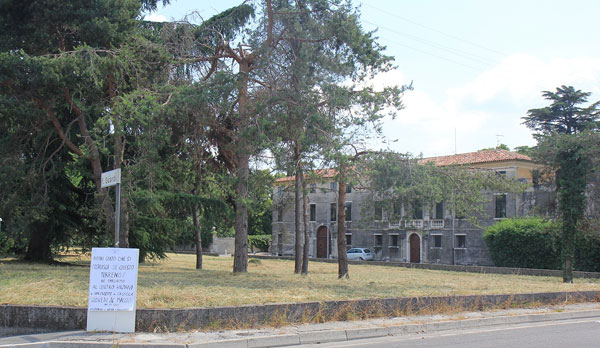 Il cemento di fronte alla villa