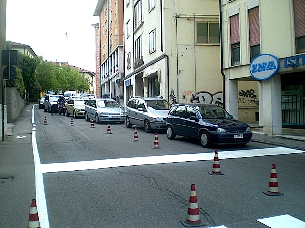 L'"imbuto" di salita Brocchi con la coda di automobili proveniente da viale delle Fosse (foto Alessandro Tich)