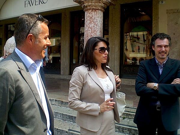 Il vicesindaco Remo Seraglio, il sindaco Rossella Olivo e l'assessore Giuseppe Saretta dopo l'udienza di oggi (foto Alessandro Tich) 