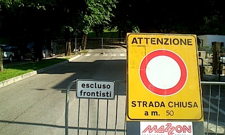 Il cartello posizionato all'ingresso di salita Santa Caterina. Sullo sfondo le transenne del cantiere