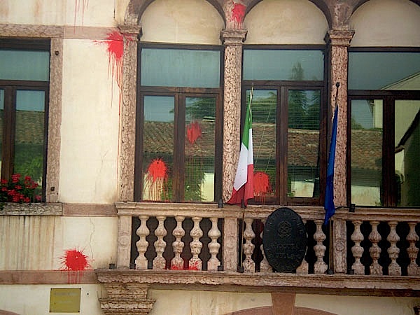 La facciata del Tribunale di Bassano dopo il passaggio del corteo di protesta contro la sentenza Tricom/PM Galvanica (foto Alessandro Tich)