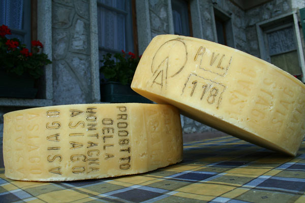 Ad Agosto brillano i formaggi sotto il cielo di Asiago