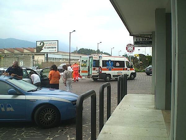 I rilievi e i soccorsi sul luogo dell'incidente (foto Alessandro Tich)