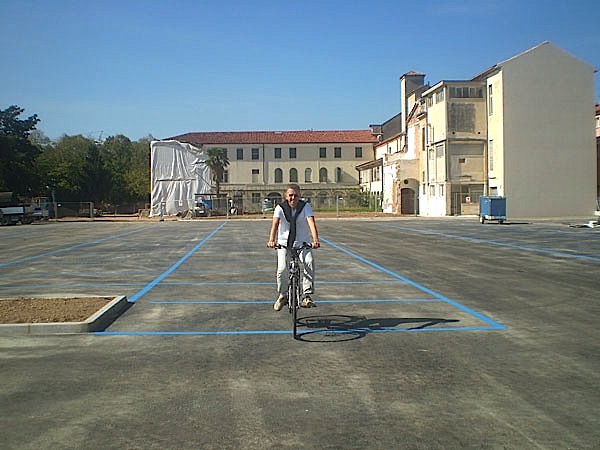 Assessore in bici per l'apertura del parking