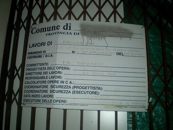 Il cartello del cantiere ai civici 36 e 38 di via Matteotti a Bassano