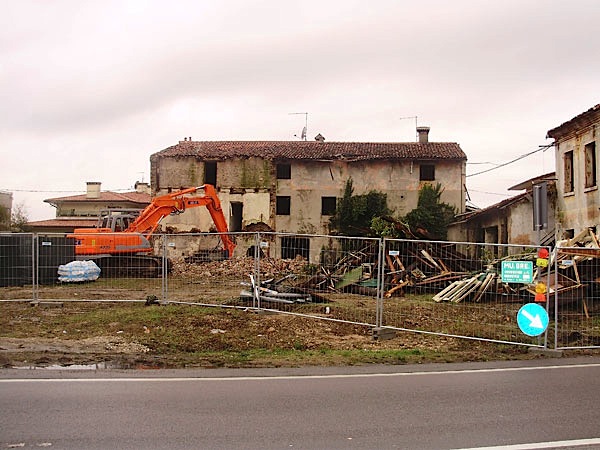 McDonald's, è il tempo delle ruspe