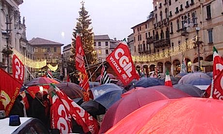 Sciopero sotto la pioggia