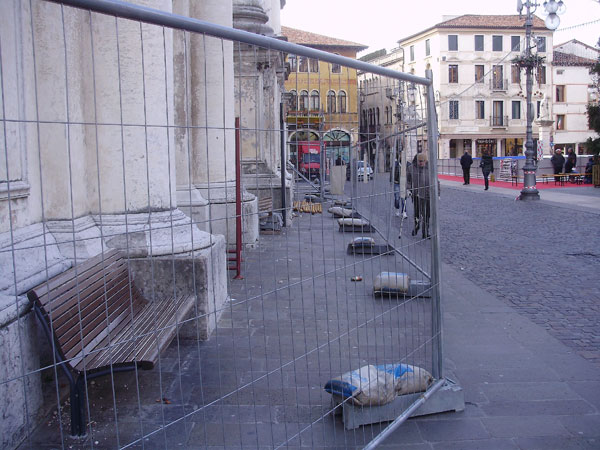 San Giovanni: ripristinate le transenne