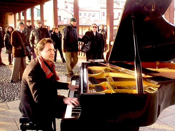 Il pianista sopra il fiume