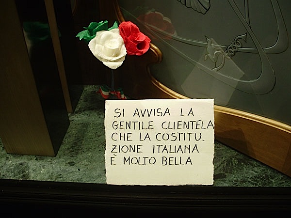 Un singolare avviso nella vetrina di un negozio artigiano a Udine. Foto di Alessandro Tich