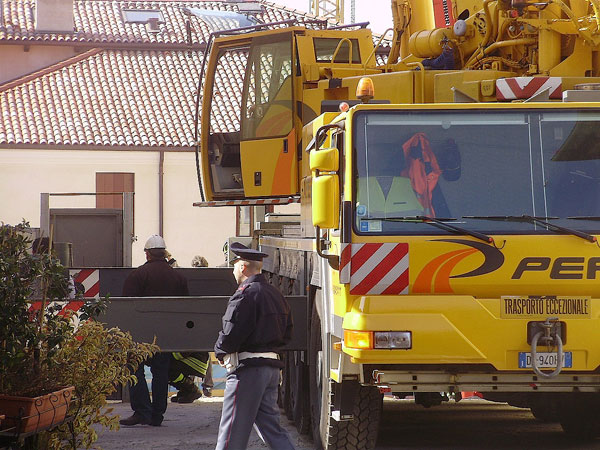 Muore schiacciato nella cabina del camion