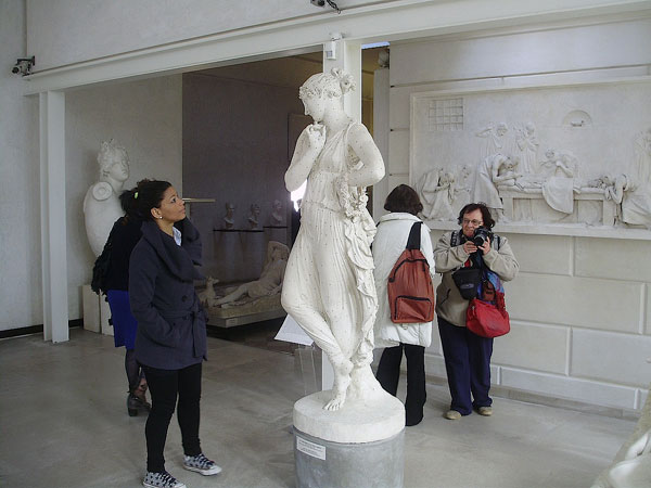 "La danzatrice con il dito al mento"