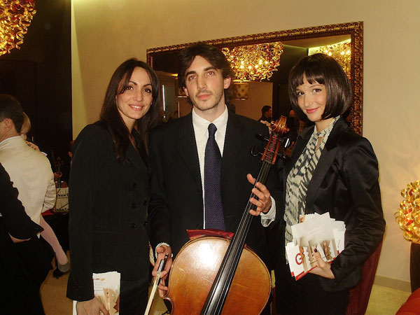 Violoncellista tra le hostess