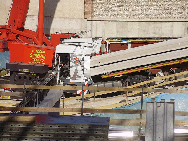 Muore schiacciato nella cabina del camion