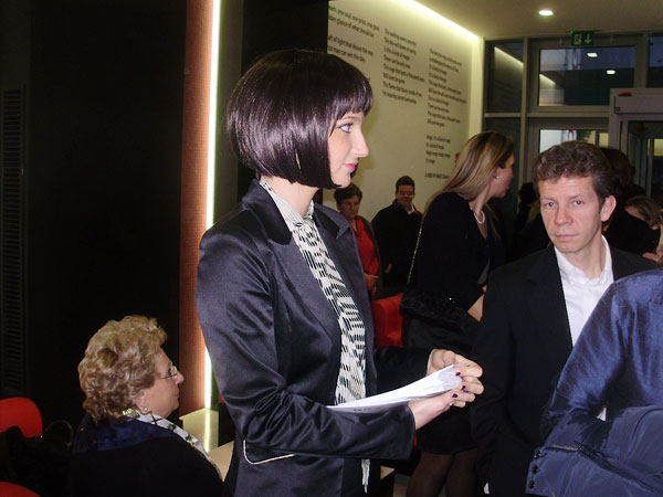Hostess nella hall d'ingresso