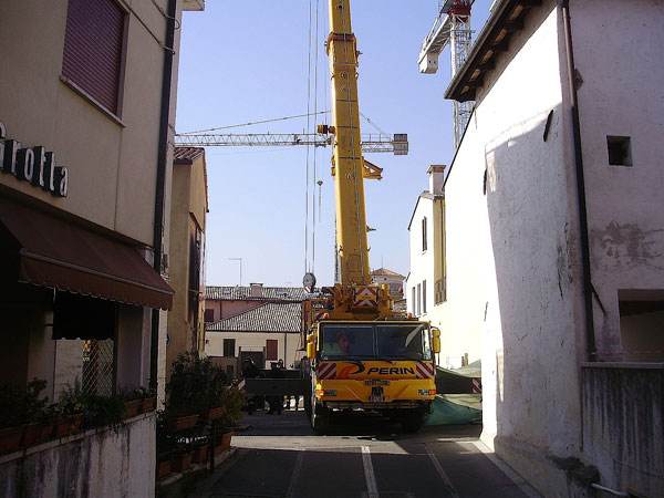 Muore schiacciato nella cabina del camion