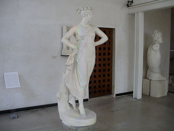 "La danzatrice con le mani sui fianchi"