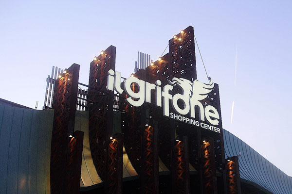 Le insegne luminose all'ingresso del centro commerciale: domani sera resteranno spente per un'ora 