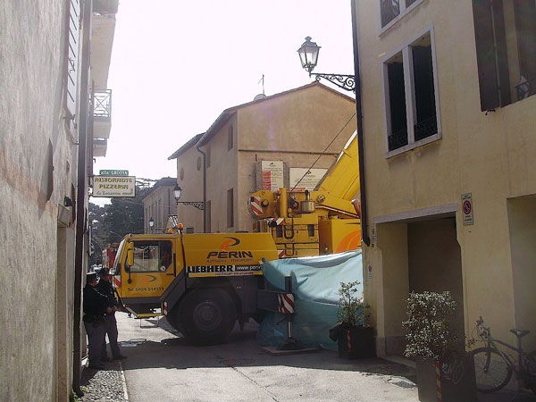 Muore schiacciato nella cabina del camion