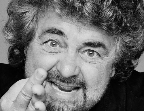 Beppe Grillo irrompe a Rosà (via Skype)