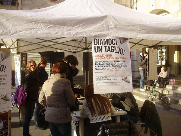 In 1100 firmano: “Tagliamo gli stipendi ai politici”