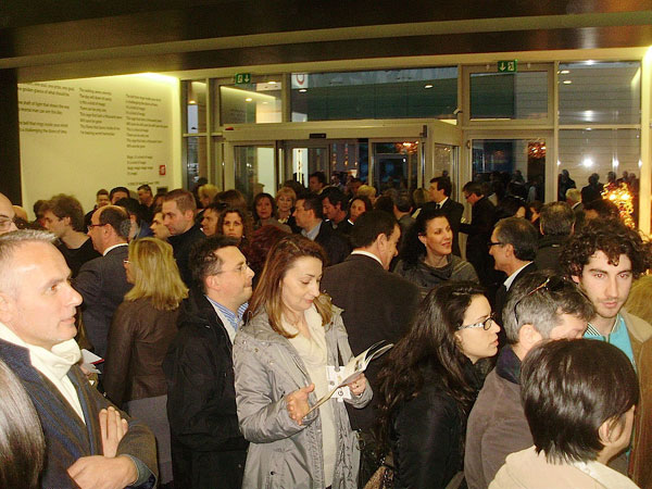 Pubblico nella hall d'ingresso