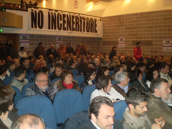 Un Boato scuote l'assemblea