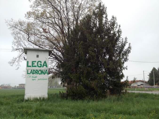 E spunta la scritta “Lega ladrona”